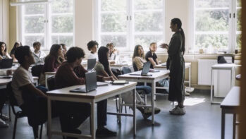A magyaroknak fontos az élethosszig tartó tanulás Teacher explaining male and female students in classroom at junior high school