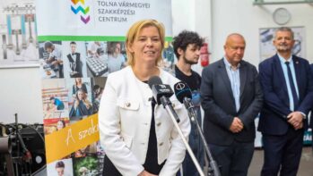 DÖMÖTÖR Csaba; VARGA-BAJUSZ Veronika