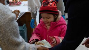 Bejglivel csempésztek egy kis örömöt Debrecenben