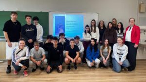 Nem minden osztálykirándulás végződik a Balatonnál, de ez igen