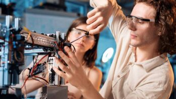 Sarki szakikból high tech szakemberek Young man and woman doing experiments in robotics in a laboratory