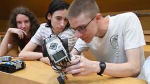 Robotot építettek, programoztak, döntőztek – megosztott első helyet szereztek a váci technikum diákjai